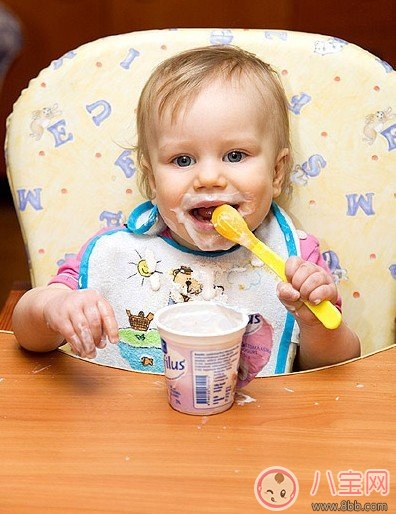 多大的婴儿可以喝酸奶 宝宝是喝纯牛奶好还是酸奶好