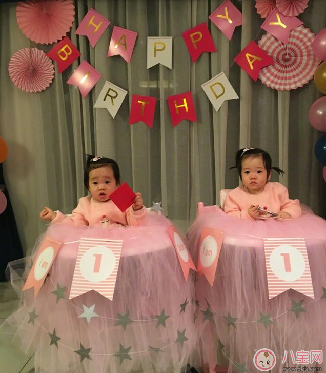 杨威双胞胎女儿抓周选了什么 杨威双胞胎女儿周岁生日萌照有哪些